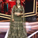 Pujitha Devaraj Instagram - Chandramukhi 2 Sirappu Nigazhchi Vinayagar Chathurthi Special tomorrow at 9am only on @suntv ✨ Firstly,thank you @stitchhousesalem for this one of a kind outfit that i have ever worn.A complete hand embroidered lehanga that costs some 1.3lakhs and weighs 10kgs. It was literally a challenge for me to handle it for 6 hours and nevertheless i loved it♥️ Accesories by fav @made_for_hers and she is my go to person since years🤗 Can’t thank @_stylenart_ for the quick hairsyle and @thatmadraskaran much for the clicks and helping me in handling the outfit🙏🏻🤭 Definitely a task to host a show when Vaigai Puyal Vadivelu sir is around,we laughed,laughed and laughed so much🤣🤣 Pictures with Vadivelu sir,Ragava Lawrence master and @kanganaranaut mam are unforgettable memories✨ #chandramukhi2 #vadivelu #suntv #pujitha