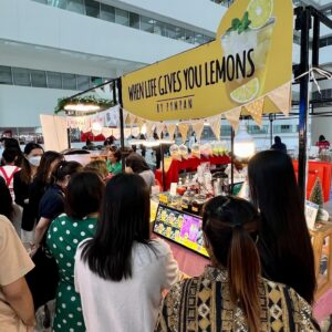 Pympan Chalayanacupt Instagram - ช่วงนี้เป็นช่วงละครน้อยกว่าที่เคย ว่างเยอะมาก เวลาว่างที่มีคนอยู่เฉยไม่เปนอย่างเราก็หาอะไรที่ชอบทำไปเรื่อยค่ะ ลองมาออกบูธขายน้ำเลม่อนน้ำผึ้งกับครอฟเฟิล ผลตอบรับดีเกินคาด มีลูกค้าติดเเละเาียกร้องให้ไปออกบูธอีก เลยจัดเวลาที่ว่างมาออกบูธที่ศูนย์ราชการ อาคาร A ชั้น 2 ล้อคที่ 17-18 ตั้งแต่วันที่ 24-26 มค นี้ เวลา 07.00 น - 15.00 น ที่บูธ when life gives you lemons นะคะ #ขอบคุณออแกไนซ์ที่น่ารัก นำทีมโดยคุณหลิน ที่เชิญออกบูธอยู่เสมอค่ะ ❤️💕 แล้วพรุ่งนี้พบกันค่ะ #whenlifegivesyoulemons @pympan_lemonade