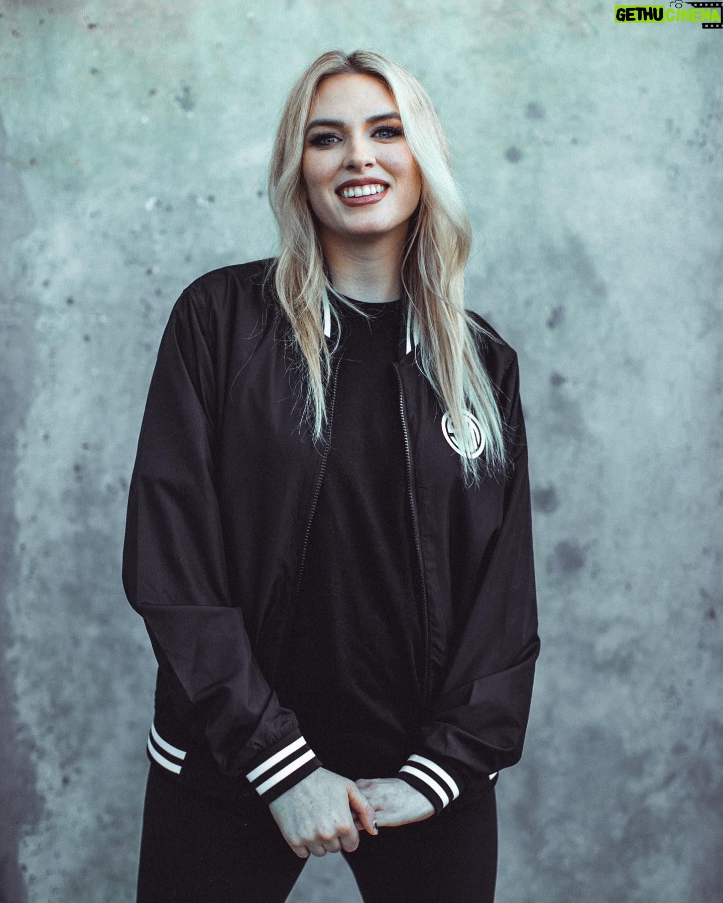 QTCinderella - 29K Likes - Finally TSM signed someone good at League. Happy to be here @tsm