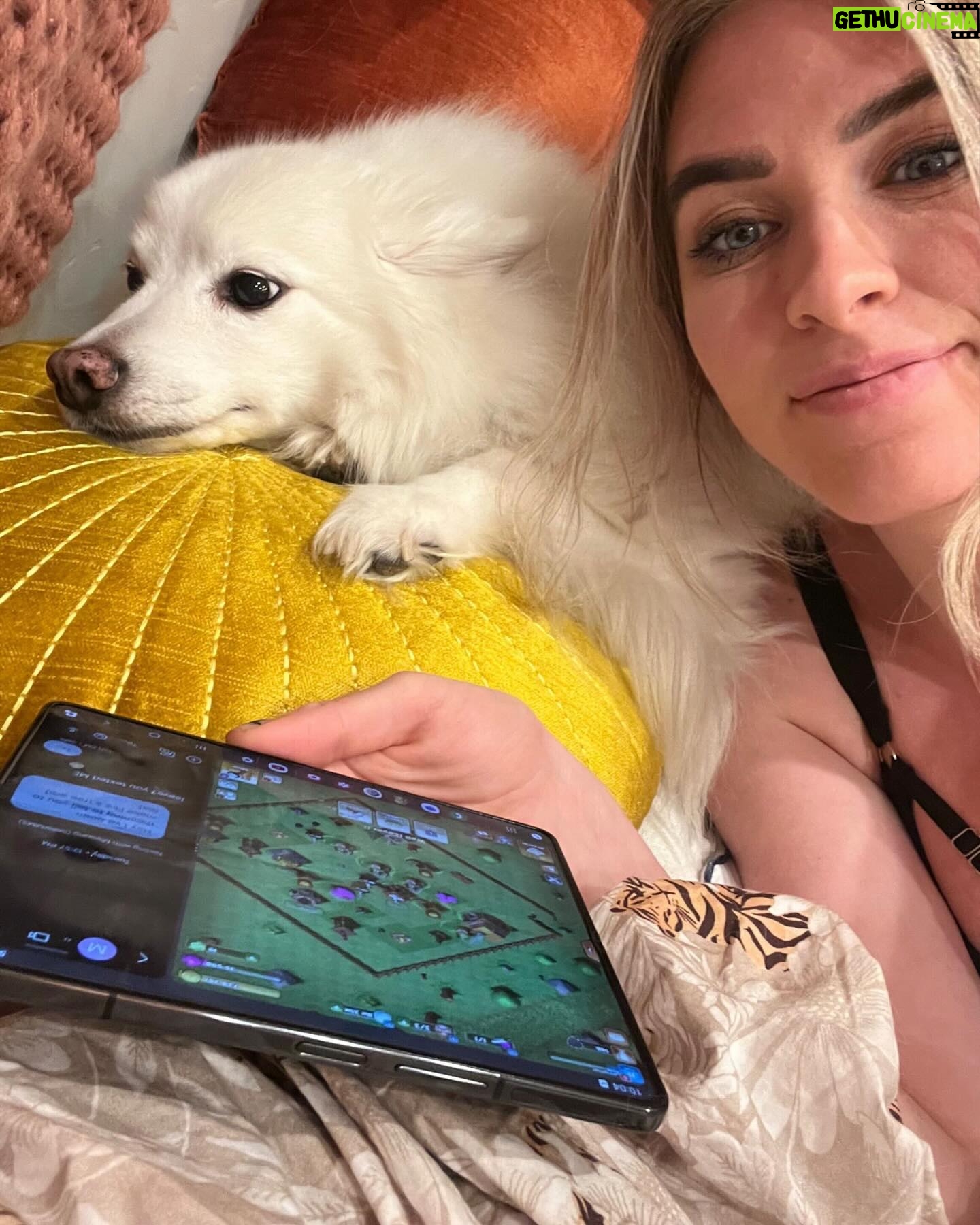 QTCinderella Instagram - You’re telling me I can now multitask while gaming?! The world isn’t ready 😈 Big shoutout to @googleplay and @android for hosting the Split-Screen @clashofclans tournament on the Samsung #galaxyzfold5 ! #sponsored Don’t miss the finale tomorrow with @disguisedtoast and @itshafu !