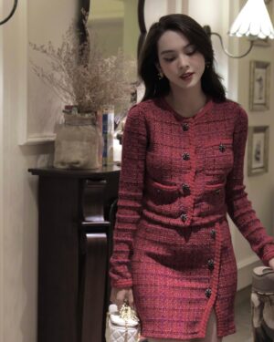 Quỳnh Lương Instagram - Thế giới này rộng lớn lắm rồi em sẽ tìm được một người khi vừa nhìn thấy em bất ổn liền ôm lấy em ❤️