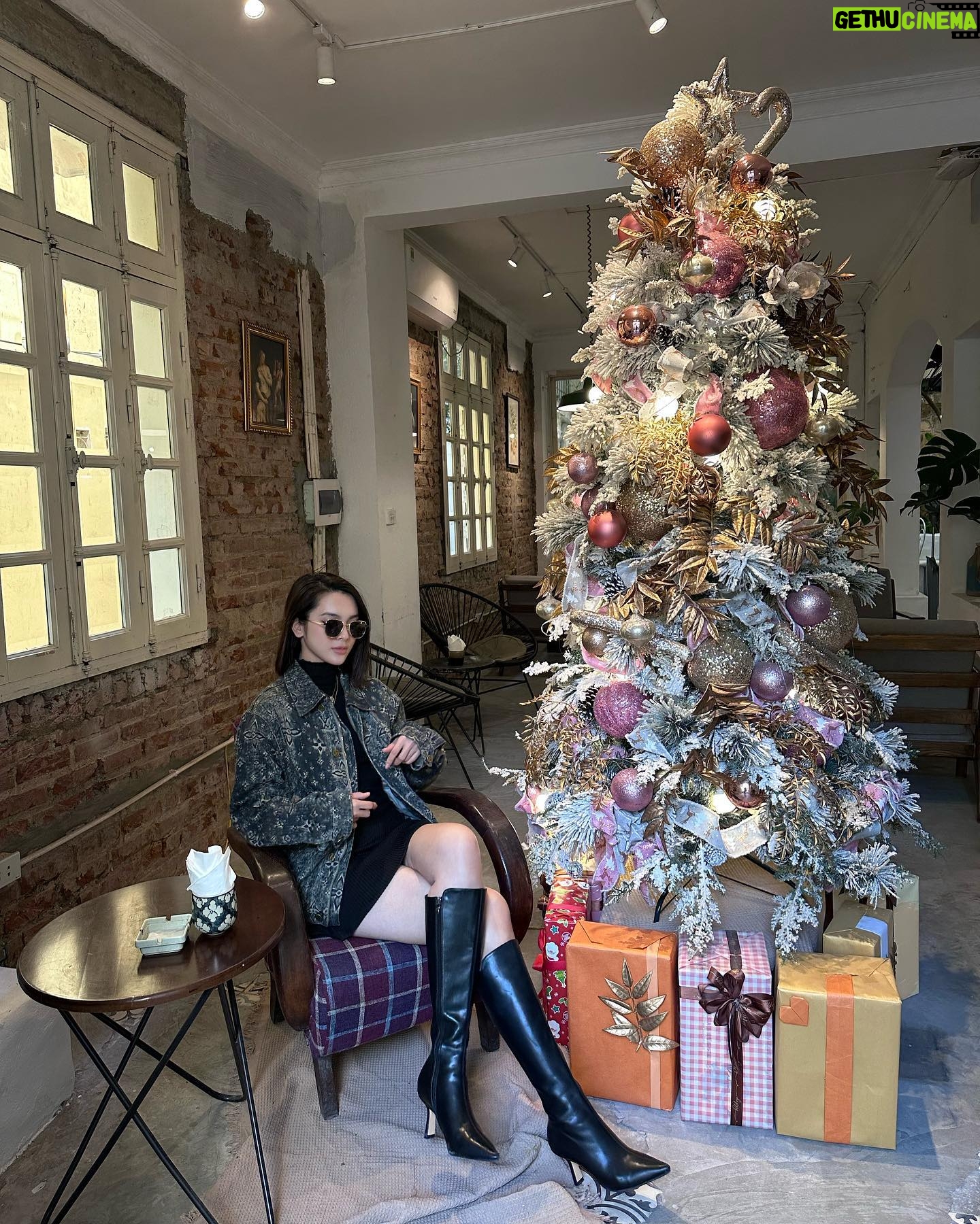 Quỳnh Lương Instagram - Mới ăn tết xong mà đã Noel rồi 🙄🙄🙄