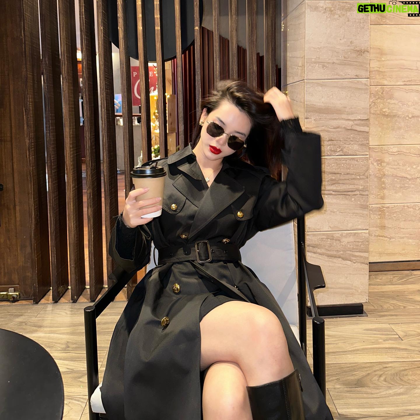 Quỳnh Lương Instagram - Gọi em là học sinh ngoan Vì em không thích đùa giỡn trong LOVE