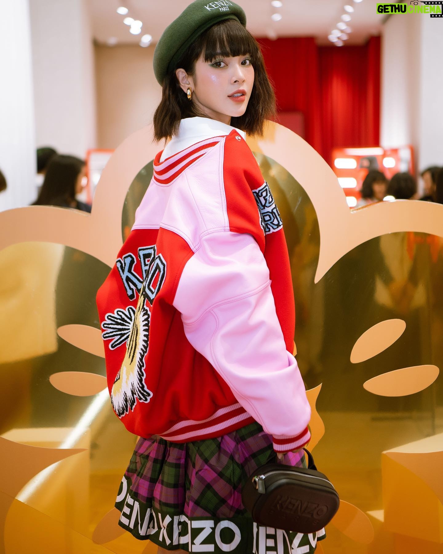 Quỳnh Lương Instagram - Khai trương store Kenzo Tràng Tiền, là 1 trong 5 store lớn của Kenzo. Với không gian bài trí vô cùng đẹp mắt truyền tải tinh thần, câu chuyện của bst 🥰🥰 Cám ơn Kenzo cùng lời mời thân thương lần này ạ ❤️ #kenzo #tamsonfashion Make up: Phương Kòi Hair: Hùng Phạm Photo : Đào Bá Đỗ Hải