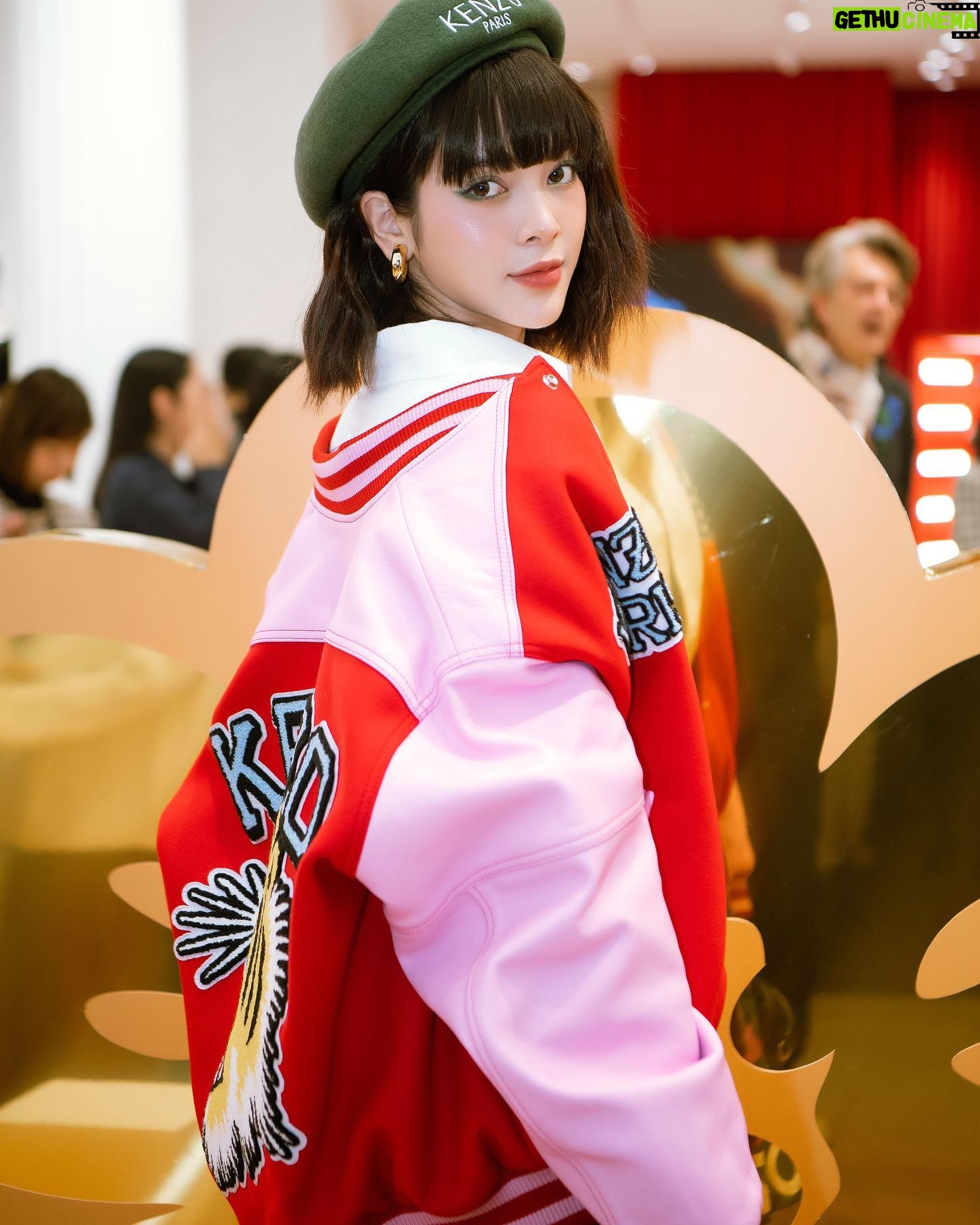 Quỳnh Lương Instagram - Khai trương store Kenzo Tràng Tiền, là 1 trong 5 store lớn của Kenzo. Với không gian bài trí vô cùng đẹp mắt truyền tải tinh thần, câu chuyện của bst 🥰🥰 Cám ơn Kenzo cùng lời mời thân thương lần này ạ ❤️ #kenzo #tamsonfashion Make up: Phương Kòi Hair: Hùng Phạm Photo : Đào Bá Đỗ Hải