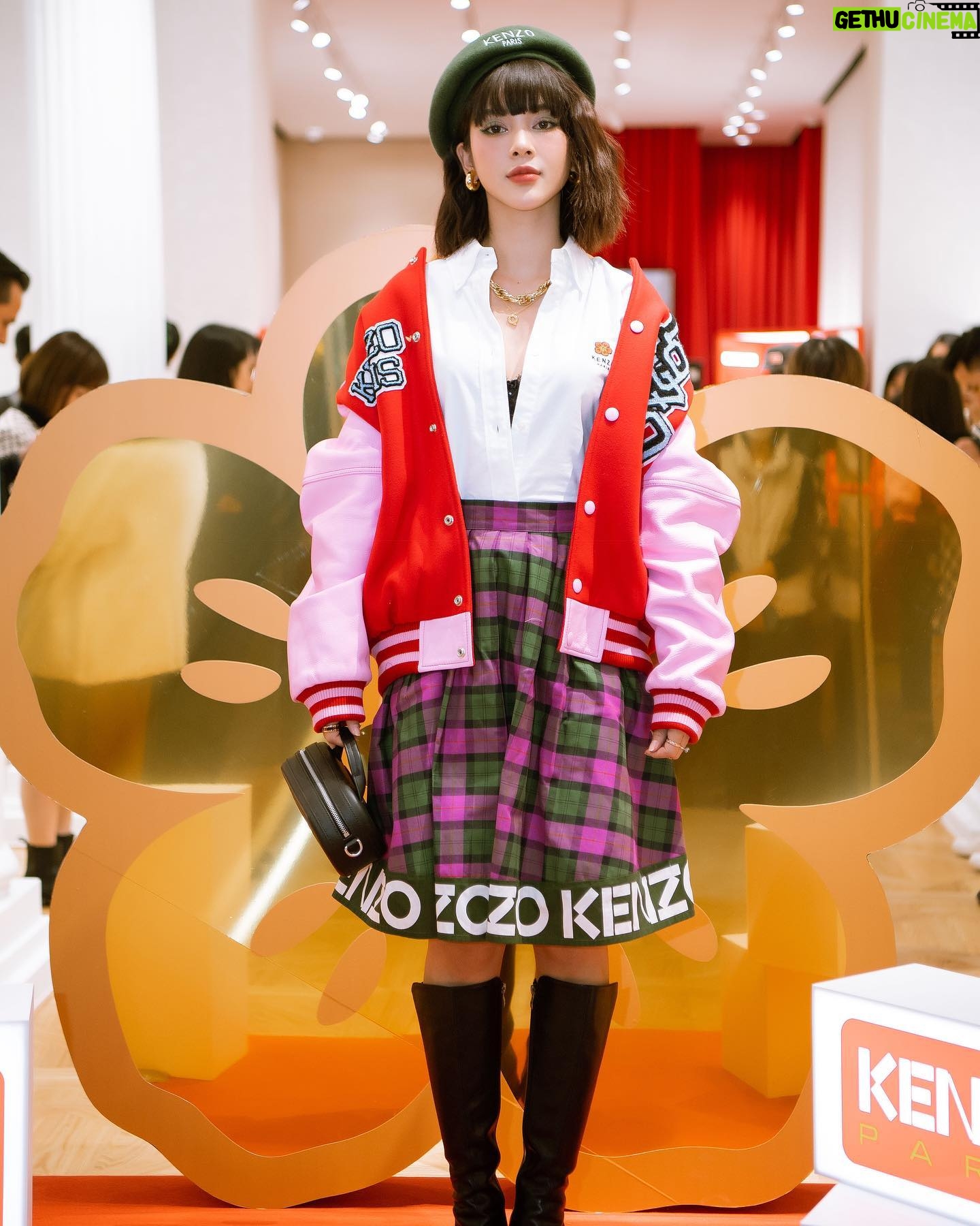 Quỳnh Lương Instagram - Khai trương store Kenzo Tràng Tiền, là 1 trong 5 store lớn của Kenzo. Với không gian bài trí vô cùng đẹp mắt truyền tải tinh thần, câu chuyện của bst 🥰🥰 Cám ơn Kenzo cùng lời mời thân thương lần này ạ ❤️ #kenzo #tamsonfashion Make up: Phương Kòi Hair: Hùng Phạm Photo : Đào Bá Đỗ Hải