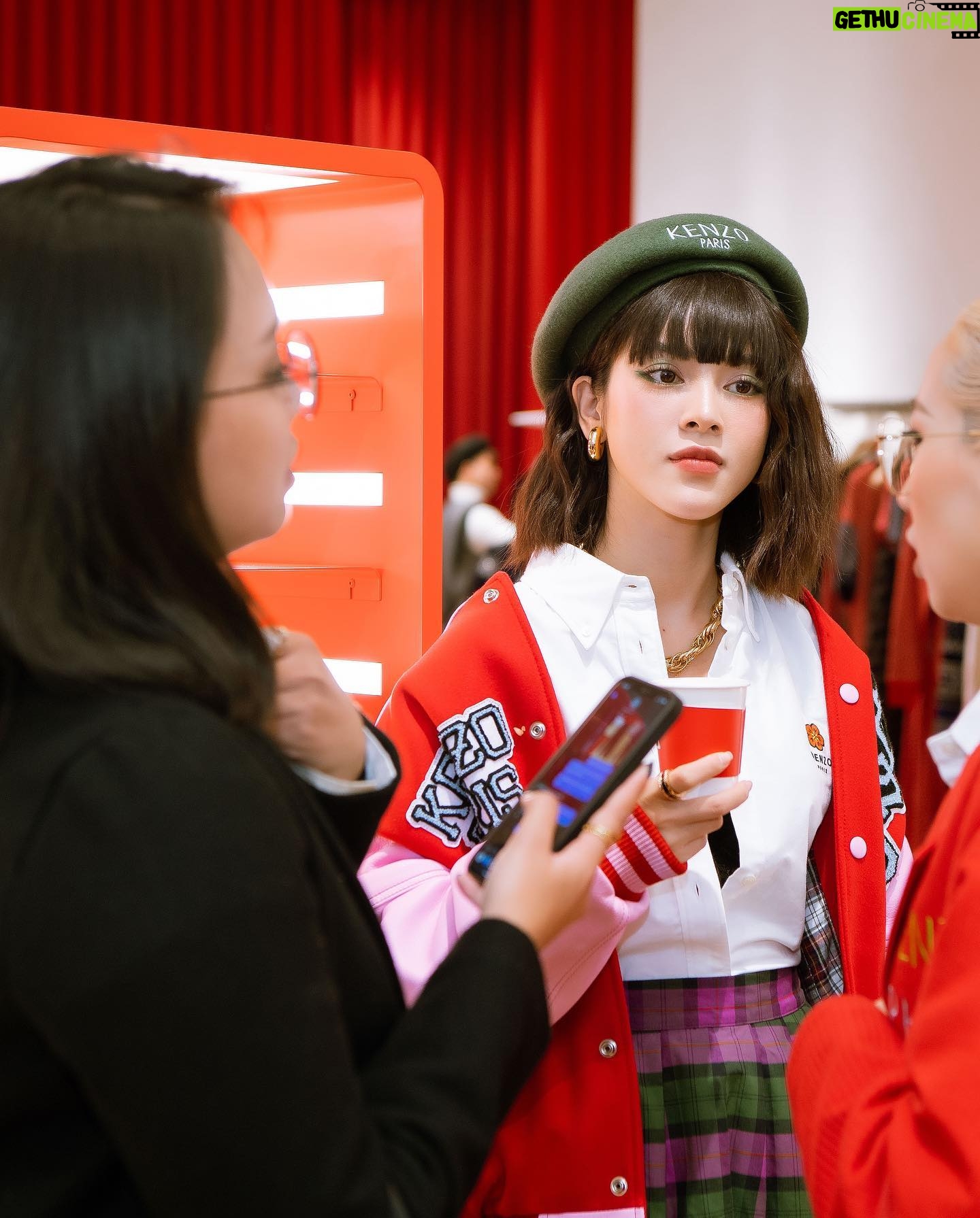 Quỳnh Lương Instagram - Khai trương store Kenzo Tràng Tiền, là 1 trong 5 store lớn của Kenzo. Với không gian bài trí vô cùng đẹp mắt truyền tải tinh thần, câu chuyện của bst 🥰🥰 Cám ơn Kenzo cùng lời mời thân thương lần này ạ ❤️ #kenzo #tamsonfashion Make up: Phương Kòi Hair: Hùng Phạm Photo : Đào Bá Đỗ Hải