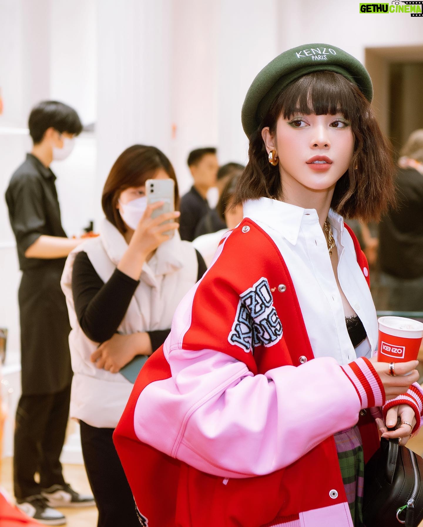 Quỳnh Lương Instagram - Khai trương store Kenzo Tràng Tiền, là 1 trong 5 store lớn của Kenzo. Với không gian bài trí vô cùng đẹp mắt truyền tải tinh thần, câu chuyện của bst 🥰🥰 Cám ơn Kenzo cùng lời mời thân thương lần này ạ ❤️ #kenzo #tamsonfashion Make up: Phương Kòi Hair: Hùng Phạm Photo : Đào Bá Đỗ Hải