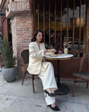 Quỳnh Lương Instagram - Em không tin tình yêu từ cái nhìn đầu tiên đâu, nên chắc chắn em phải gặp anh nhiều lần nữa 🥰🥰

@melanie.officialvn