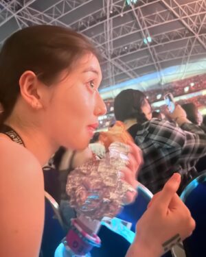 Quan Yi Fong Instagram - 女儿带着我去#朝圣#taylorswift #taylorswifttheerastour singapore 新加坡站，我只看到 她 @eleanorleex  要活下去的勇气，因为怕挤不进演唱会现场，前一天晚上她就睡不着，下午2点就开始准备，她一口饭都没吃一直到演唱会中断，我问她肚子饿吗？ 她说口渴，做娘的毫不犹疑再次挤进人群里排队给她顺便买了一条热狗，看到女儿第一次那么努力要活下去的坚强意志力，我很
开始怀疑我在她心里的位置……从来没看过她这么用心和努力勒😆😆