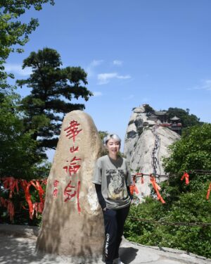 Quan Yi Fong Instagram - 一个人去征服，#五岳华山！
我第一次爬山，不能很确定爬上去是否下的来，每踏出一步都要再三掂量自己有没有体力往回走。

#华山
#西安
一个人慢慢走，走不动了就停下来看风景，站到山顶终于明白什么叫一览众山小！