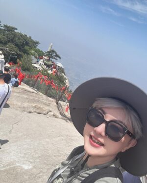 Quan Yi Fong Instagram - 一个人去征服，#五岳华山！
我第一次爬山，不能很确定爬上去是否下的来，每踏出一步都要再三掂量自己有没有体力往回走。

#华山
#西安
一个人慢慢走，走不动了就停下来看风景，站到山顶终于明白什么叫一览众山小！