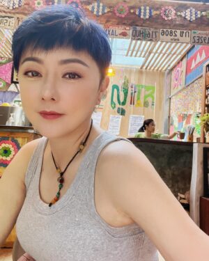 Quan Yi Fong Instagram - 相处久了你会发现，人与人之间最大的吸引力是你传递给对方的温暖踏实，真诚和善良友情方能长久。
但很可惜不是每个人都值得你善良对待，不是所有人都值得你忍让包容，善良有尺度，忍让也有度，
和不懂感恩的人保持距离，
和得寸进尺的人断绝联系。

和满嘴胡言乱语，颠倒是非黑白，到处乱骂人指责别人的人，从不自我反省，也不懂的感恩，动不动就和所有人关系闹僵，其实就是一面照妖镜，说人是非者乃是非人也！口口声声不爱钱，却一年赚你几百万。口口声声重情义，结果到最后没有一个朋友留在身旁。口口声声不得好死，还把全家人都诅咒了“全家死光光”这种人都要小心，真的太恶毒了。

老人言：与事与人做到仁至义尽的时候，就可以心安理得的无情无义，真诚如果开不了花，就让它长满刺。