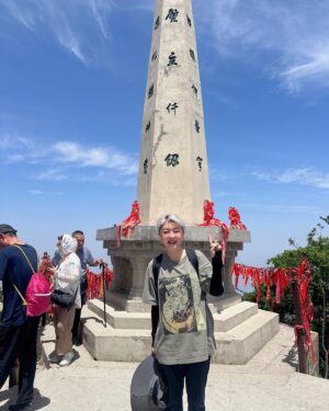 Quan Yi Fong Instagram - 一个人去征服，#五岳华山！
我第一次爬山，不能很确定爬上去是否下的来，每踏出一步都要再三掂量自己有没有体力往回走。

#华山
#西安
一个人慢慢走，走不动了就停下来看风景，站到山顶终于明白什么叫一览众山小！