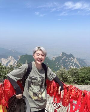 Quan Yi Fong Instagram - 一个人去征服，#五岳华山！
我第一次爬山，不能很确定爬上去是否下的来，每踏出一步都要再三掂量自己有没有体力往回走。

#华山
#西安
一个人慢慢走，走不动了就停下来看风景，站到山顶终于明白什么叫一览众山小！