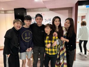 Quan Yi Fong Instagram - 半年前 #权听你说 我访问了 @loveruby_official  3个月后 @eleanorleex 跟 #霍建华 一起在上海拍戏了，我什么都没说，这次在台湾再相聚 心如说：原来你这几个月拍摄是跟她的女儿啊？ 刹那间这个称呼都尴尬起来了 请问到底要叫我 #阿姨 ？ 还是 #姐姐 ？😂😂🤣
谢谢你们热情的招待、快乐轻松的夜晚 #新年快乐 ❤️