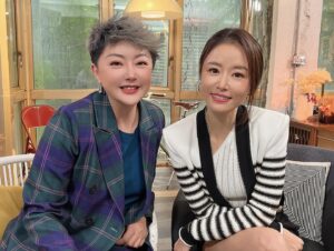 Quan Yi Fong Instagram - 半年前 #权听你说 我访问了 @loveruby_official  3个月后 @eleanorleex 跟 #霍建华 一起在上海拍戏了，我什么都没说，这次在台湾再相聚 心如说：原来你这几个月拍摄是跟她的女儿啊？ 刹那间这个称呼都尴尬起来了 请问到底要叫我 #阿姨 ？ 还是 #姐姐 ？😂😂🤣
谢谢你们热情的招待、快乐轻松的夜晚 #新年快乐 ❤️