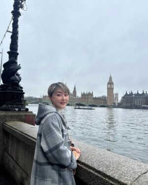 Quan Yi Fong Instagram - 今天天气不太好
下着毛毛雨兴致盎然
街头人不再像从前那么拥挤

大笨钟翻新过后虽然少了历史的痕迹却增添了皇族的魅力。

西敏寺大教堂依旧悄悄的伫立在大笨钟旁闪闪发光威严而神圣。

大英历史博物馆2个重点项目 #埃及木乃伊 馆 #中国文物馆 足够晕头转向，历史物件历历在目多到让你怀疑到底是不是真的

白金汉宫，从以前就等不到的英国女王，更不用想现在要看到查尔斯国王，完全就是一个门口参观就觉得沾边的一种意识形态