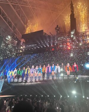 Quan Yi Fong Instagram - 女儿带着我去#朝圣#taylorswift #taylorswifttheerastour singapore 新加坡站，我只看到 她 @eleanorleex  要活下去的勇气，因为怕挤不进演唱会现场，前一天晚上她就睡不着，下午2点就开始准备，她一口饭都没吃一直到演唱会中断，我问她肚子饿吗？ 她说口渴，做娘的毫不犹疑再次挤进人群里排队给她顺便买了一条热狗，看到女儿第一次那么努力要活下去的坚强意志力，我很
开始怀疑我在她心里的位置……从来没看过她这么用心和努力勒😆😆