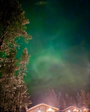 Quan Yi Fong Instagram - 就住在这玻璃屋里面，正对着北方仰望满天繁星，半夜2点女儿突然叫醒我，妈咪你看 #极光 就这样出现在我们面前 #极光之旅 #北极光 #芬兰