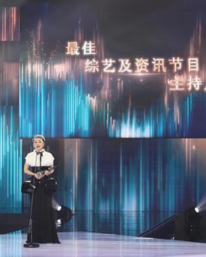 Quan Yi Fong Instagram - 人生最可贵的有两个词（自律和坚持）
自律的人不断改变自己
坚持的人不断改变人生
 
在你越不顺的时候要沉住气，艰难的路不是每个人有资格走，人生这一辈子你该走的弯路该吃的苦，该撞的南墙一个都不会少，扛得住涅槃之痛，才配得上重生之美。

很喜欢一句话：
你有多努力，就有多幸运，
你有多自律，就有多自由，
你有多坚持，就有多成功。

再次感谢大家送上的祝福，我都看到了❤️
#红星大奖2024