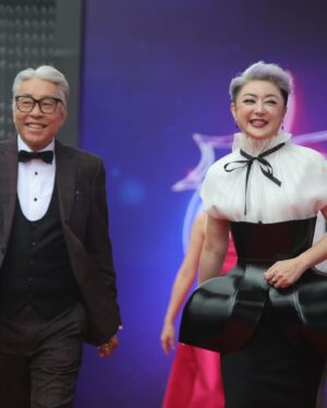 Quan Yi Fong Instagram - 人生最可贵的有两个词（自律和坚持）
自律的人不断改变自己
坚持的人不断改变人生
 
在你越不顺的时候要沉住气，艰难的路不是每个人有资格走，人生这一辈子你该走的弯路该吃的苦，该撞的南墙一个都不会少，扛得住涅槃之痛，才配得上重生之美。

很喜欢一句话：
你有多努力，就有多幸运，
你有多自律，就有多自由，
你有多坚持，就有多成功。

再次感谢大家送上的祝福，我都看到了❤️
#红星大奖2024