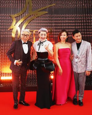 Quan Yi Fong Instagram - 人生最可贵的有两个词（自律和坚持）
自律的人不断改变自己
坚持的人不断改变人生
 
在你越不顺的时候要沉住气，艰难的路不是每个人有资格走，人生这一辈子你该走的弯路该吃的苦，该撞的南墙一个都不会少，扛得住涅槃之痛，才配得上重生之美。

很喜欢一句话：
你有多努力，就有多幸运，
你有多自律，就有多自由，
你有多坚持，就有多成功。

再次感谢大家送上的祝福，我都看到了❤️
#红星大奖2024