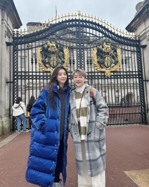 Quan Yi Fong Instagram - 今天天气不太好
下着毛毛雨兴致盎然
街头人不再像从前那么拥挤

大笨钟翻新过后虽然少了历史的痕迹却增添了皇族的魅力。

西敏寺大教堂依旧悄悄的伫立在大笨钟旁闪闪发光威严而神圣。

大英历史博物馆2个重点项目 #埃及木乃伊 馆 #中国文物馆 足够晕头转向，历史物件历历在目多到让你怀疑到底是不是真的

白金汉宫，从以前就等不到的英国女王，更不用想现在要看到查尔斯国王，完全就是一个门口参观就觉得沾边的一种意识形态
