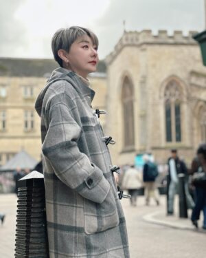 Quan Yi Fong Instagram - 第一次在换日线的地方过农历新年
你们过着新年，我继续奔向心的方向。

祝大家除夕夜平安快乐
#新年快乐🧧