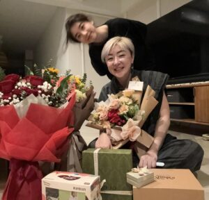 Quan Yi Fong Instagram - 有人说生命始于40
有人说是50
其实都不对，生命始于你不再取悦于围观者的那一天。
丰富自己，永远胜过取悦别人。

很喜欢一段话
你的年龄应该成为你生命的勋章，而不是伤感的理由，人生一站有一站的风景，一岁有一岁味道，无论别人如何待你，都要好好珍视自己，对得起内心的那一抹骄傲，在自己的世界里独善其身，在别人的世界里顺其自然。

照顾好自己的健康和情绪，这场人生你就赢了一大半，
其余的其余，人生自有安排，
最美的样子不是花枝招展，不是性感妖娆，而是面对琐碎的生活，依旧有最纯真的笑容。
只要不生病，家人平安，孩子健康，至于其它，有责锦上添花，无也依旧风华！
㊗️自己生日快乐 
谢谢大家的祝福🙏