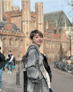Quan Yi Fong Instagram - 第一次在换日线的地方过农历新年
你们过着新年，我继续奔向心的方向。

祝大家除夕夜平安快乐
#新年快乐🧧
