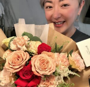 Quan Yi Fong Instagram - 有人说生命始于40
有人说是50
其实都不对，生命始于你不再取悦于围观者的那一天。
丰富自己，永远胜过取悦别人。

很喜欢一段话
你的年龄应该成为你生命的勋章，而不是伤感的理由，人生一站有一站的风景，一岁有一岁味道，无论别人如何待你，都要好好珍视自己，对得起内心的那一抹骄傲，在自己的世界里独善其身，在别人的世界里顺其自然。

照顾好自己的健康和情绪，这场人生你就赢了一大半，
其余的其余，人生自有安排，
最美的样子不是花枝招展，不是性感妖娆，而是面对琐碎的生活，依旧有最纯真的笑容。
只要不生病，家人平安，孩子健康，至于其它，有责锦上添花，无也依旧风华！
㊗️自己生日快乐 
谢谢大家的祝福🙏