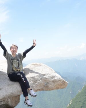 Quan Yi Fong Instagram - 一个人去征服，#五岳华山！
我第一次爬山，不能很确定爬上去是否下的来，每踏出一步都要再三掂量自己有没有体力往回走。

#华山
#西安
一个人慢慢走，走不动了就停下来看风景，站到山顶终于明白什么叫一览众山小！