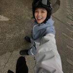 Queen Wei Instagram - 人生首滑，第一天憑著一股不怕死的衝動拼命學！天氣很好，雪軟軟的跌倒也不太痛，完美詮釋在哪裡跌倒就在哪裡躺好的哲學。 安全的跌倒，我自己認為是第一件該學會的事。因為跌倒是必須，所以也必須讓自己好好的跌才能好好的站起來再戰！跟人生一樣。 謝謝 @dbc.taiwan 專業滑雪團隊，教練明確又充滿“強烈”鼓勵性質的教學風格讓我們第一次滑雪就可以學到好多東西！教練一直說「你們是天才吧！第一天就這樣太扯了啦！難得！」 我們可能真的很棒！😆 好吧這次回去我們要認真買裝備！愛上滑雪了！ ／ #日本野澤 #滑雪 #DBC滑雪 #野澤溫泉村 #天才滑雪夫婦 #林先林太