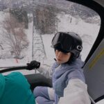 Queen Wei Instagram - 人生首滑，第一天憑著一股不怕死的衝動拼命學！天氣很好，雪軟軟的跌倒也不太痛，完美詮釋在哪裡跌倒就在哪裡躺好的哲學。 安全的跌倒，我自己認為是第一件該學會的事。因為跌倒是必須，所以也必須讓自己好好的跌才能好好的站起來再戰！跟人生一樣。 謝謝 @dbc.taiwan 專業滑雪團隊，教練明確又充滿“強烈”鼓勵性質的教學風格讓我們第一次滑雪就可以學到好多東西！教練一直說「你們是天才吧！第一天就這樣太扯了啦！難得！」 我們可能真的很棒！😆 好吧這次回去我們要認真買裝備！愛上滑雪了！ ／ #日本野澤 #滑雪 #DBC滑雪 #野澤溫泉村 #天才滑雪夫婦 #林先林太