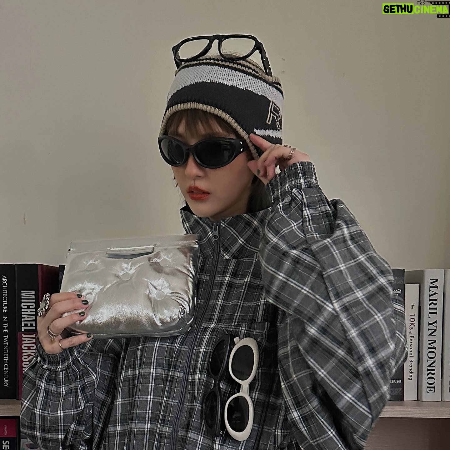 Queen Wei Instagram - Gentle Monster X Maison Margiela 2.0 - 這次的聯名太皮,我太愛。 每一副都太值得擁有了吧! - 不准你配戴GM墨鏡時穿的太無聊。 認真著用RETEM03。 / @gentlemonster X @maisonmargiela #gentlemonster #maisonmargiela #gentlemonsterxmaisonmargiela #每日配戴GM #每日著用R3