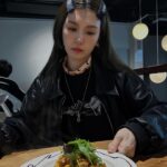 Queen Wei Instagram - All I care about is food！ 眼裡只有食物的女人。 ／ #吃東西是一件非常幸福的事 #老公幫我拍照