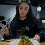 Queen Wei Instagram - All I care about is food！ 眼裡只有食物的女人。 ／ #吃東西是一件非常幸福的事 #老公幫我拍照