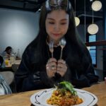 Queen Wei Instagram - All I care about is food！ 眼裡只有食物的女人。 ／ #吃東西是一件非常幸福的事 #老公幫我拍照