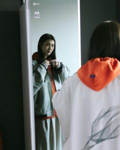 Queen Wei Instagram - 最近家裡迎接了一位新朋友「LG Styler蒸氣電子衣櫥Z」，把客廳騰出一個空間，回家後把不想洗的外套、懶得洗的帽T、不能洗的包包帽子順手放進去除菌除味，在家就可以輕鬆解決，省去了很多繁雜的衣物護理時間！ 護理完的衣物還有淡淡的香味，香氛的味道還可以自己選擇。衣物煥然一新，身心靈也煥然一新。 生活的精緻度，就藏在這些生活的小細節裡。 #LGStyler蒸氣衣櫥 #我的Style我的Styler #一機多功 @lgtaiwan