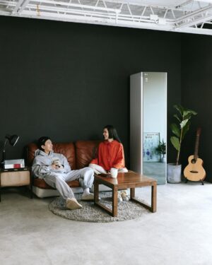Queen Wei Instagram - 最近家裡迎接了一位新朋友「LG Styler蒸氣電子衣櫥Z」，把客廳騰出一個空間，回家後把不想洗的外套、懶得洗的帽T、不能洗的包包帽子順手放進去除菌除味，在家就可以輕鬆解決，省去了很多繁雜的衣物護理時間！

護理完的衣物還有淡淡的香味，香氛的味道還可以自己選擇。衣物煥然一新，身心靈也煥然一新。

生活的精緻度，就藏在這些生活的小細節裡。

#LGStyler蒸氣衣櫥 #我的Style我的Styler #一機多功 
@lgtaiwan