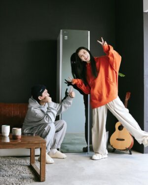 Queen Wei Instagram - 最近家裡迎接了一位新朋友「LG Styler蒸氣電子衣櫥Z」，把客廳騰出一個空間，回家後把不想洗的外套、懶得洗的帽T、不能洗的包包帽子順手放進去除菌除味，在家就可以輕鬆解決，省去了很多繁雜的衣物護理時間！

護理完的衣物還有淡淡的香味，香氛的味道還可以自己選擇。衣物煥然一新，身心靈也煥然一新。

生活的精緻度，就藏在這些生活的小細節裡。

#LGStyler蒸氣衣櫥 #我的Style我的Styler #一機多功 
@lgtaiwan
