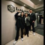 Queen Wei Instagram - 我的人生感謝有你們。 - 人生在世，遇到一些自己無法解決的難事，真的沒辦法不循正當管道的協助。他們絕對是我人生中重要的貴人之一。我的律師團隊「昪正國際法律事務所」，在法庭上維護我的權利非常有魄力，任何細節都不放過的細膩，也很在乎我的任何感受。 如果有任何法律上的疑問，我絕對是第一個向他們諮詢！ ／ #昪正國際法律事務所 #蕭律師 #廖律師