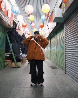 Queen Wei Instagram - 攝影技術有逼有進步。

-

第二年在新竹過年，
喜歡在城隍廟人擠人，
過年就是要這樣吧。

／

#新年快樂
#新竹中央市場 #新竹城隍廟 #新竹媳婦