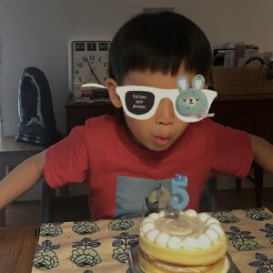 Queen Wei Instagram - 生日快樂路易寶寶！

謝謝你來到這個世界，
豐富了我們全家，
你是一個充滿愛的禮物。

看著你的成長，
有時候我會覺得是你教我怎麼做一個大人，
也教我怎麼當一個孩子。

請繼續健康快樂幽默的成長噢！

／

#歲月真的是在孩子身上一覽無遺
#阿姨現在真的已經無法單手抱你了
#5ybirthday