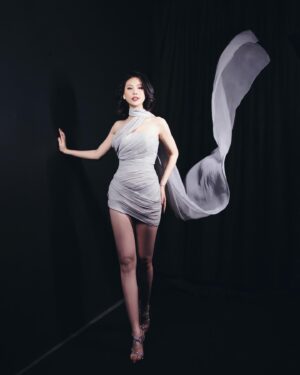 Quỳnh Hoa Bùi Instagram - HỌP BÁO KHỞI ĐỘNG @missuniversevietnam.official 2024 ✨

Với vai trò là Hoa hậu đương nhiệm Miss Universe Vietnam, Bùi Quỳnh Hoa rất vui khi được thể hiện một bài múa đặc biệt kết hợp với body mapping, tạo điểm nhấn với mái tóc ngắn cá tính và khác lạ so với tóc dài thường thấy để mở màn cho sự kiện ngày hôm qua 🥰

Để có bài múa mở màn ấn tượng này là nhờ sự hướng dẫn tận tình của anh @imdenisdang - Giám Đốc Sáng tạo của Miss Universe Vietnam 2024 và anh Tân Nguyễn - Biên đạo múa❤️

😘 Em cũng xin cảm ơn các anh chị trong ekip thân yêu đã hỗ trợ nhiệt tình để em toả sáng trong sự kiện đặc biệt này: 
Stylist: Anh @leminhngoc 
Dress: Anh @hualeducanh, @hualeducanh.atelier 
Makeup: Anh @duonghuunghia94 
Hair: Chị @huongdaohairstylist 
Jewelry: @thanhlandiamondjewelry 
Shoes: @alexsara.vn 
Photo: @loanbe08 - Team anh Nguyễn Du
#BuiQuynhHoa #MissUniverseVietnam #MissUniverseVietnam2023