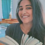 RJ Ananthi Instagram - What are you reading this weekend? #readingupdate : #killingcommendatore by #murakami #thebookshow #bookstagram #booksbooksbooks #books #read #booklover