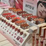 RUKO Instagram - @ cosme TOKYO で開催中のINTOUのイベントに遊びに行ってきました💛 気になってたアイテムを全部試せて嬉しかった🕊️ 2024年6月5日（水）～6月11日（火） @cosme TOKYO ポップアップスペース1階にて @intou_new_official_jp #IntoU #ShineYourColors #PR
