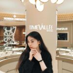 RUKO Instagram - @timevallee @timevallee_azabudai スイスのラグジュアリーウォッチ＆ジュエリーブランドが揃うデスティネーションストア 〝 TimeVallée 〟が、4月26日に日本初のブティックを麻布台ヒルズにオープン🩷 TimeVallée Azabudai Hillsは11ものブランドが揃った広い店内 ゆったりとお買い物できそう😫 #timevallee #タイムヴァレー #timevallee_azabudai #PR #baumemercier #chopard #iwc #jaegerlecoultre #ジャガールクルト #zenithwatches