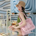 RUKO Instagram - @toryburch 伊勢丹新宿店 本館1Fザ・ステージ ポップアップストアDESTINATION ANYWHERE 早速お邪魔してきました🐄 ゼブラ柄で覆われた巨大な迷路のような T の文字を模したオブジェが目を引くポップアップストア👀 最新コレクションをいち早く着用させていただきました😭 是非是非チェックしてみてね！ 　#Toryburch　#Tmonogram　#トリーバーチ　#Tモノグラム　#PR
